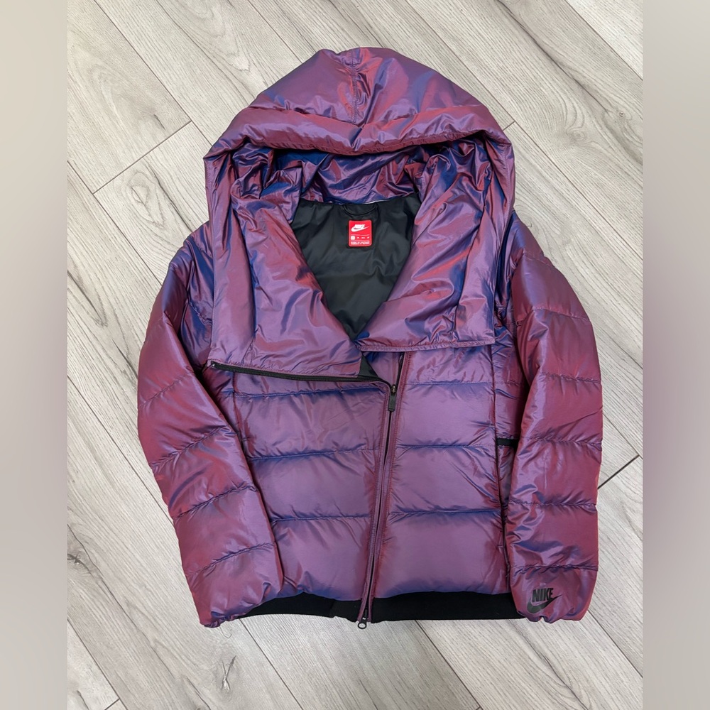 Nike wome short puffer hooded jacket. Size XS.